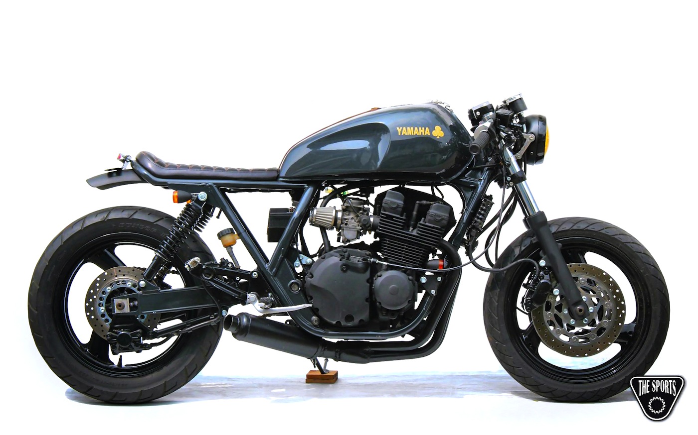Yamaha xjr 1300 cafe racer. Xjr 1200 cafe racer. Кастом фз1. Custom part. Xjr 400 cafe racer.