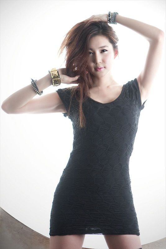 idolretouch: Sexy Choi Yu Jung (최유정) in black mini dress!
