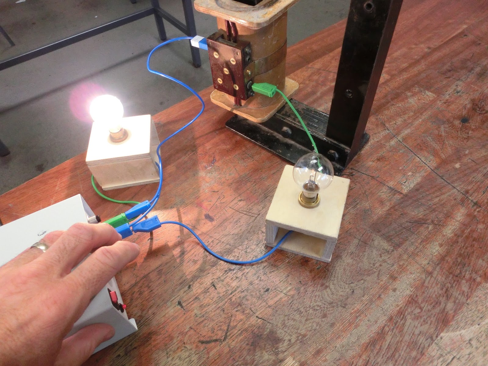 wigton physics Demonstrating back emf in a d.c. circuit