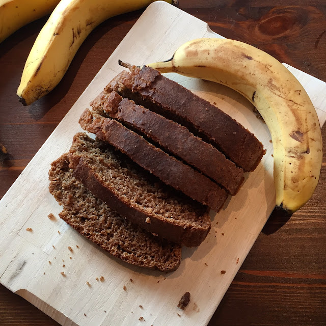 gesundes Bananenbrot // healthy banana bread | Deliciously Vegan