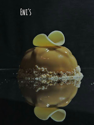 Semiesfera de mousse de chocolate con cobertura espejo de caramelo