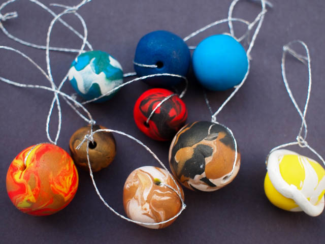 How to make outer space planet ornaments for Christmas- Such a fun STEAM craft to do with the kids!