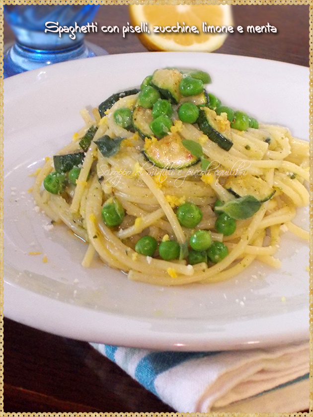 Spaghetti con piselli, zucchine, limone e menta