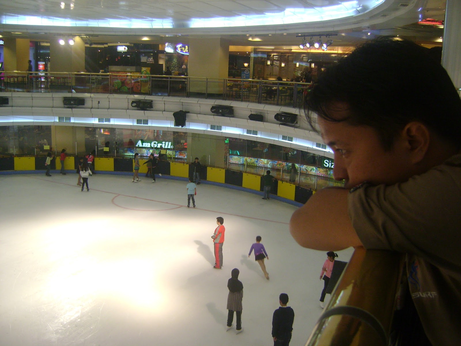 Main Ice Skating Di Taman Anggrek Berapa - Berbagai Permainan