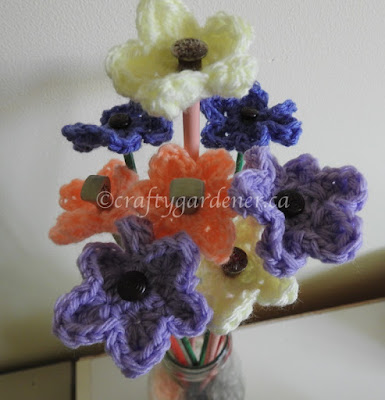 http://www.craftygardener.ca/knitting-needle-flowers/