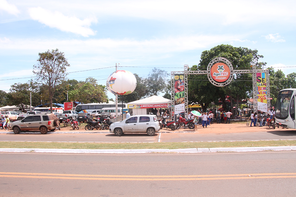 Festejo em São Raimundo das Mangabeiras inicia com tradicional Levantamento do Mastro Memórias