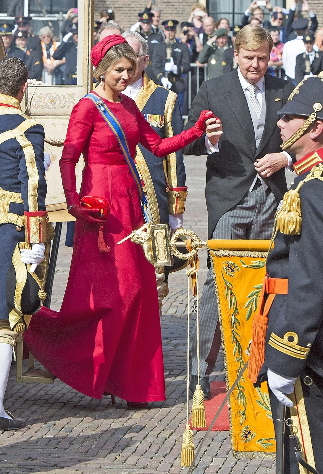 La Reine Maxima portait une robe Valentino et des escarpins Miu Miu.