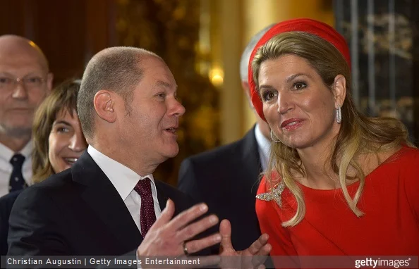  Mayor Olaf Scholz and Queen Maxima of The Netherlands talk after signing the golden book of the city of Hamburg at the townhall of Hamburg on March 20, 2015 in Hamburg, Germany