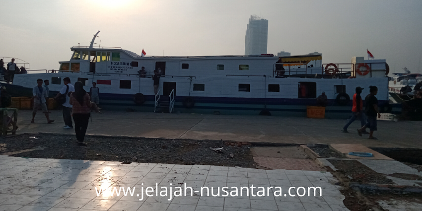 Kapal Ferry di Dermaga Kaliadem - private trip pulau pramuka paket wisata private trip pulau pramuka 2 hari 1 malam kepulauan seribu