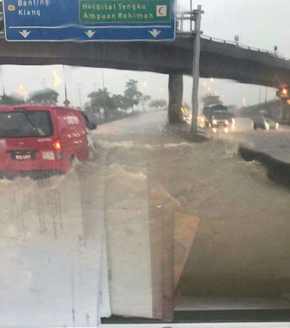 SUASANA BANJIR DI MERU KLANG, OH KAMPUNGKU  Ceritera Si Gadis Biru