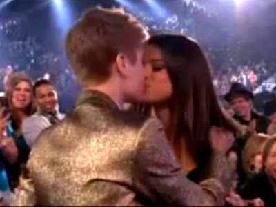 selena gomez justin bieber kiss beach. Justin Bieber and Selena Gomez