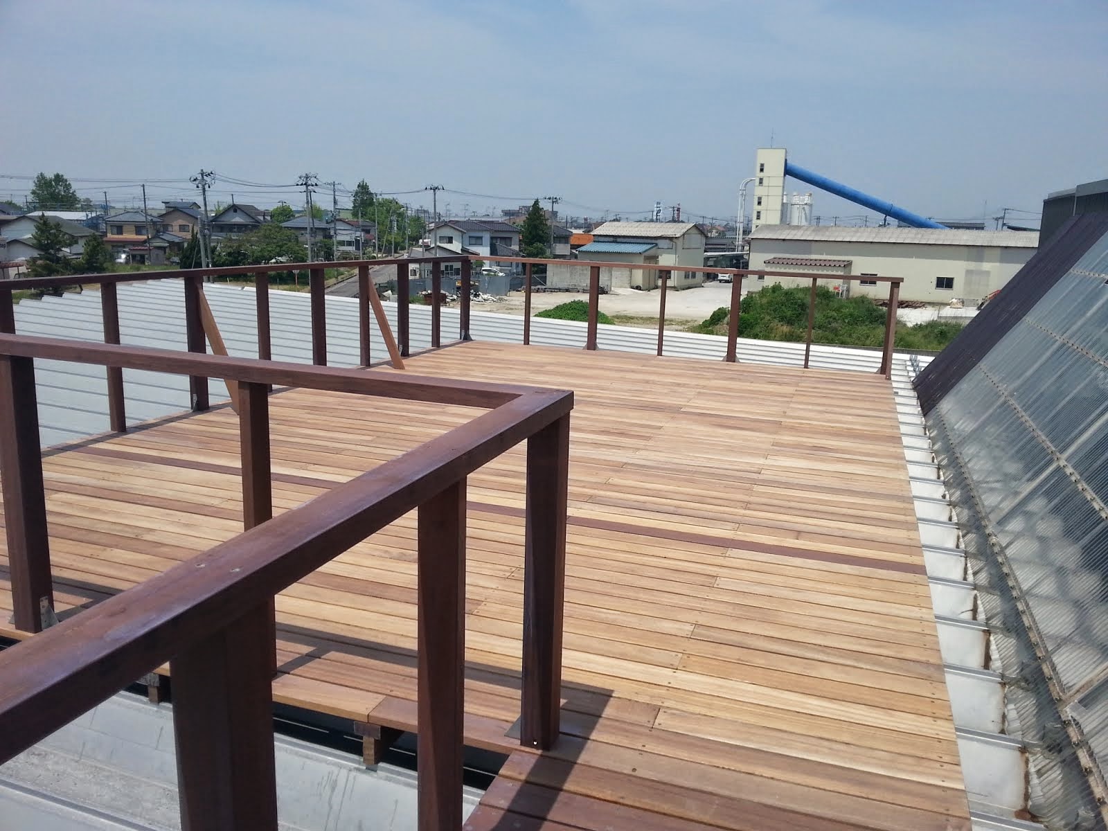 ブログ ブリキ日記 折板屋根の上にオープンウッドデッキ、新潟市江南区