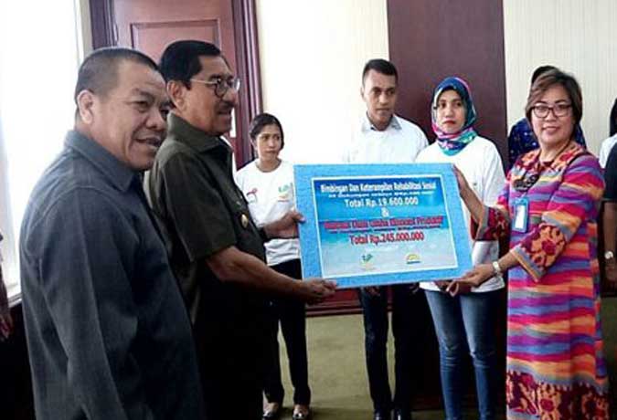 Kemensos Bantu Kelompok Dukungan Sebaya Bagi ODHA Di Maluku Ambon, Malukupost.com - Kementerian Sosial (Kemensos) memberikan bantuan pemberdayaan kepada 52 anggota kelompok dukungan sebaya bagi ODHA (orang dengan HIV/AIDS) di Maluku sebesar Rp388,8 juta. Bantuan pemberdayaan dan rehabilitasi tersebut diserahkan langsung oleh Direktur Rehabilitasi Sosial Tuna Sosial dan Korban Perdagangan Orang Kemensos Sonny W Manalu kepada dua lembaga swadaya masyarakat (LSM) di Maluku yang telah mengembangkan kelompok dukungan sebaya, yakni Yayasan Pelangi, dan Yayasan Jothy, di Ambon, Kamis (12/10).
