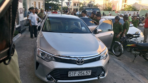 Chồng của người mẫu diễn viên Phi Thanh Vân rút súng giữa đường