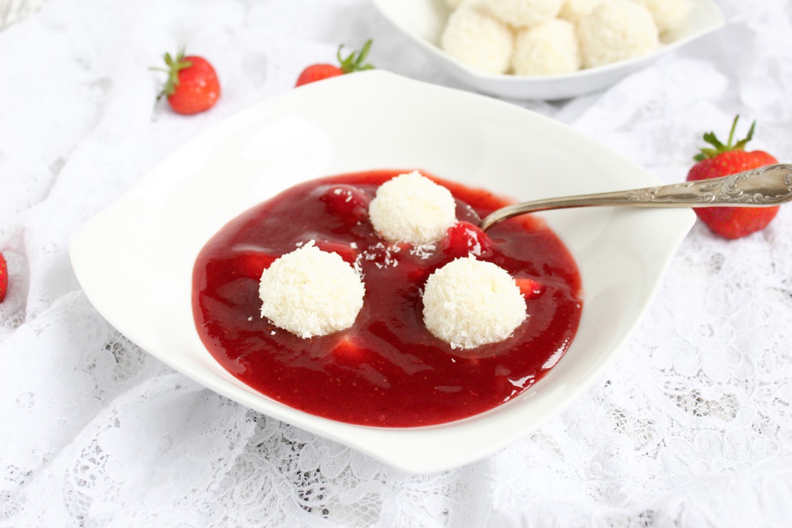 Rezepte mit Herz: Milchreis - Kokos - Bällchen in kalter Erdbeersuppe