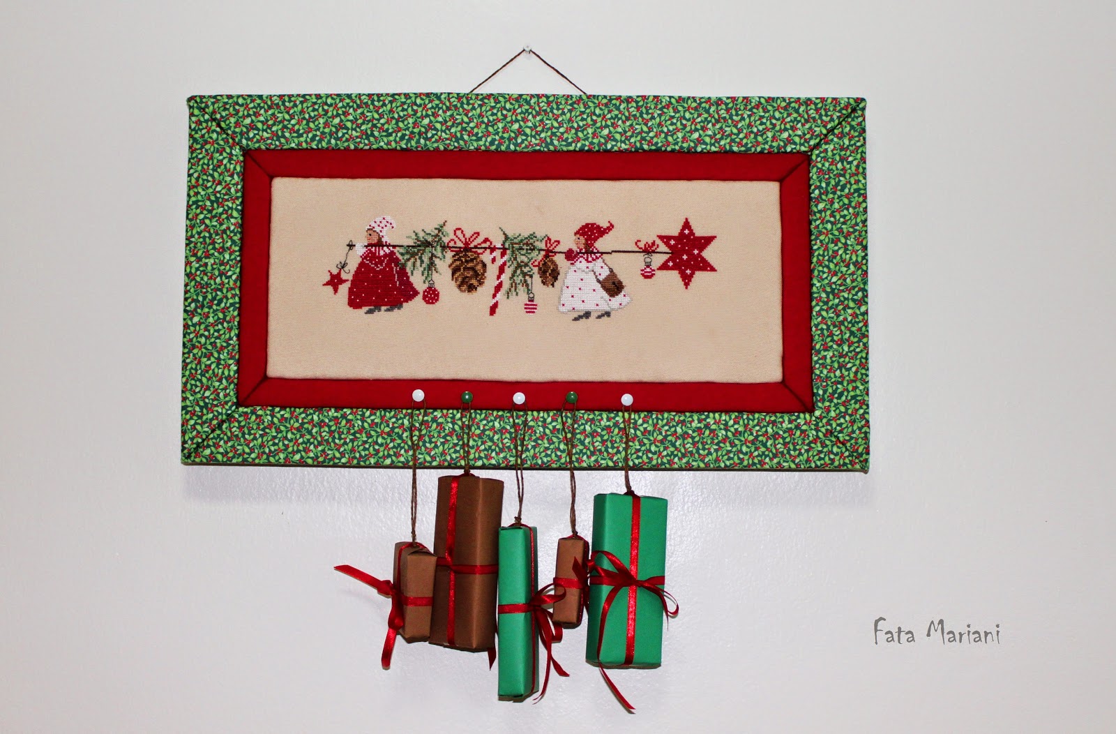 новогодняя композиция в рамке. панно настенное новогоднее. рождественское панно из фоамирана. рождественское панно. новогоднее панно настенная композиция.