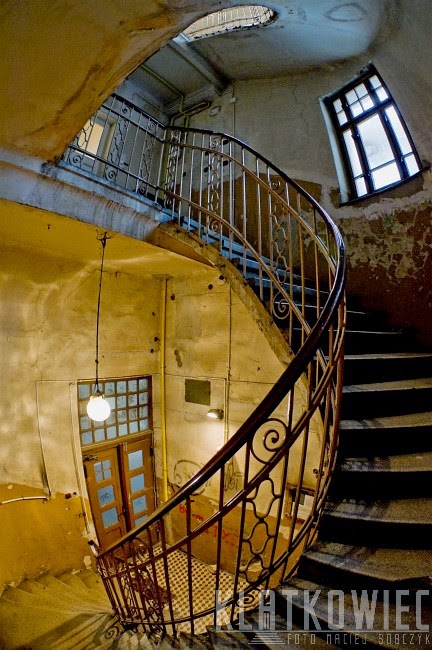 Bielsko-Biała. Kamienica z klatka schodowa z kręconymi schodami.