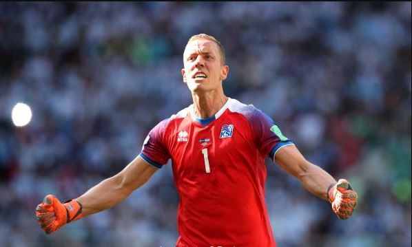 حارس أيسلندا يسخر من كريستيانو رونالدو