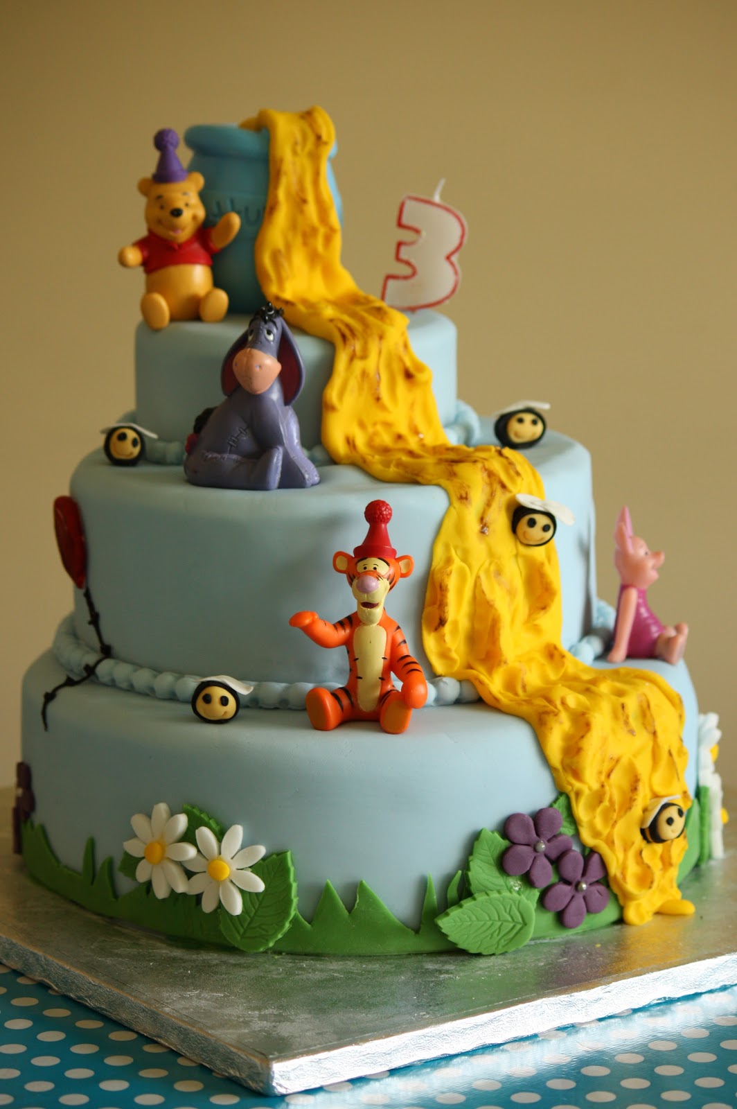 mellow-mummy-the-one-with-the-epic-winnie-the-pooh-birthday-cake