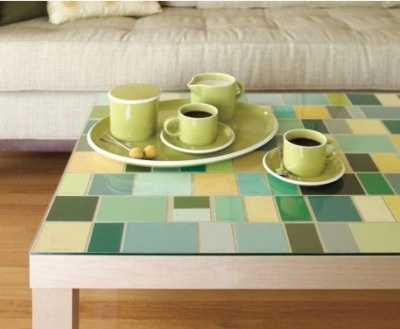 8. Meja yang dihias mozaik dari kartu warna cat. 