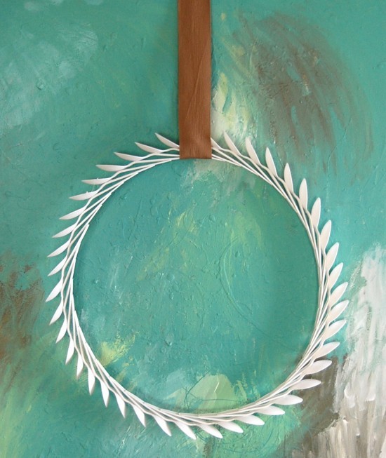 DIY corona decorativa con cucharas de plástico