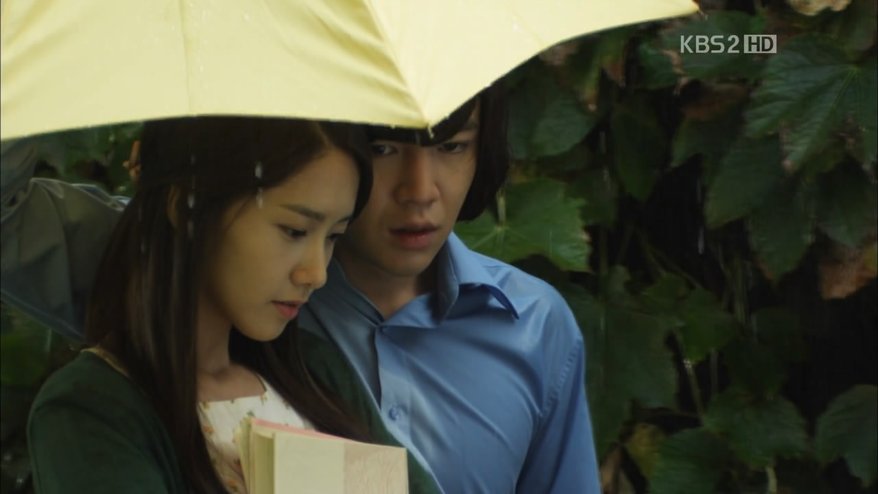 Дождь любви песня текст. Чан Гын сок с зонтом. Дождь любви дорама кадры.