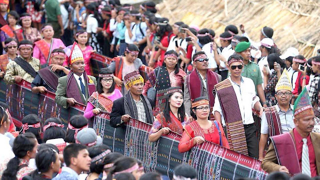 WOW Paten Kali! Ribuan Orang Menyemut Hebohkan Karnaval Pesona Danau Toba 2017