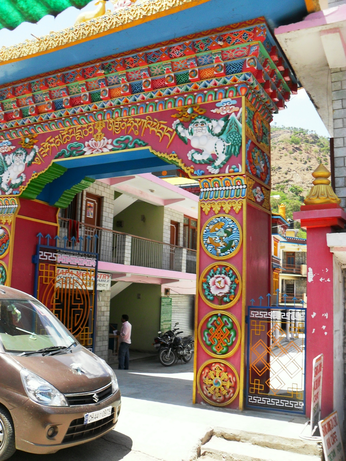 ворота буддистского  монастыря в Ревалсаре