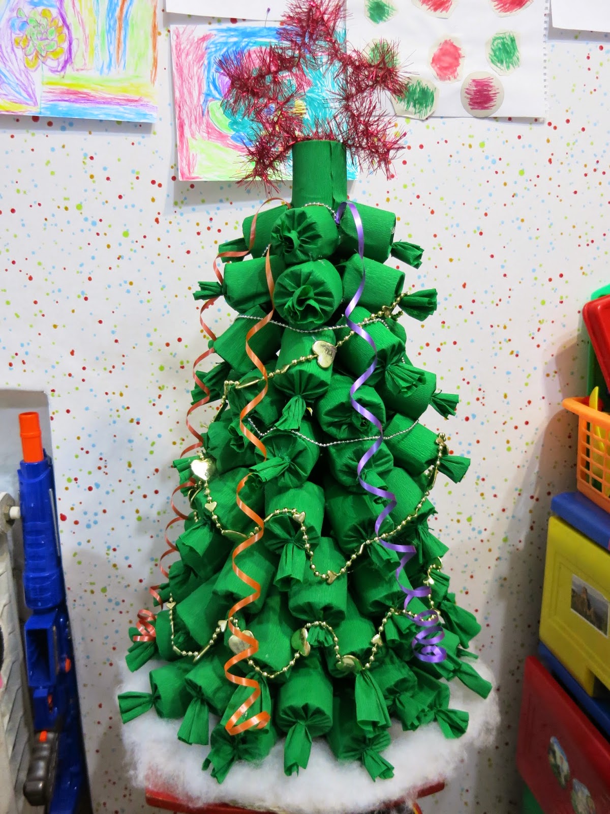 Подделка на новый год из втулки. Как сделать елку из туалетной бумаги. Елка из втулок. Елочка из втулок от туалетной бумаги. Елка из подручных материалов.