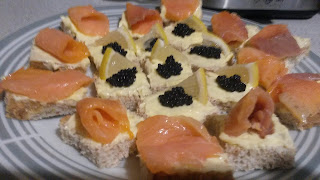 Tartine cu icre negre și somon afumat