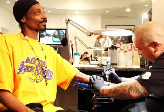 Fishfinger Snoop Dogg Gets A Nate Dogg Tatto From Mr Cartoon