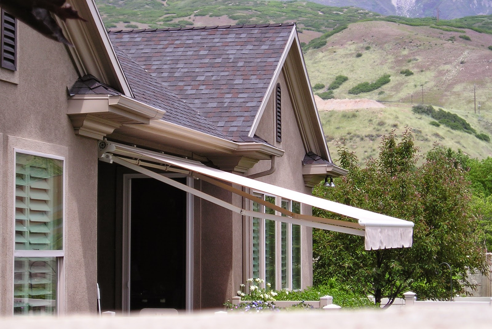Huish's Awnings, Pergolas & More in Utah! Custom Canvas Rectractable
