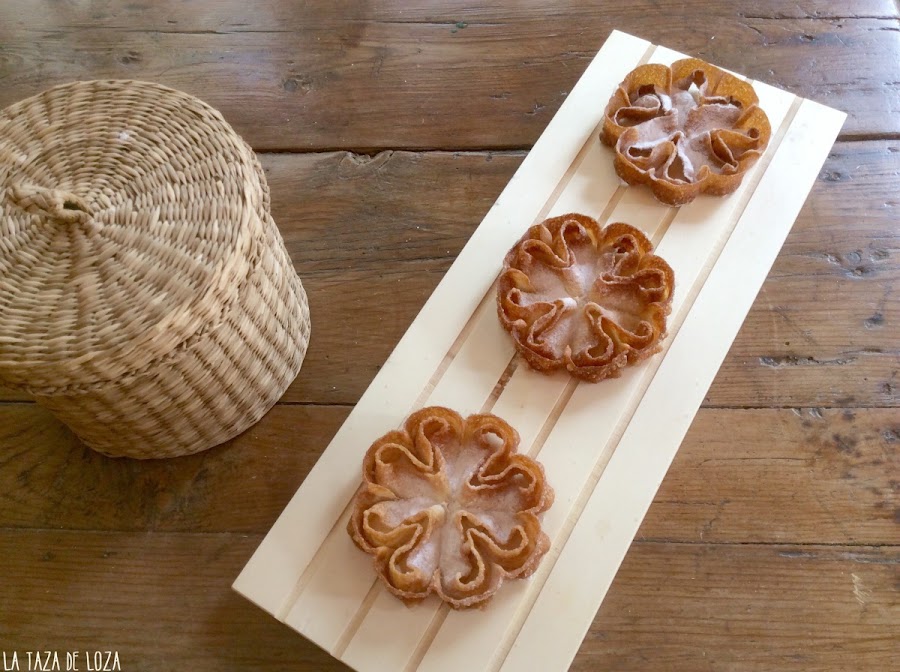 Flores manchegas servidas en una bandeja de madera