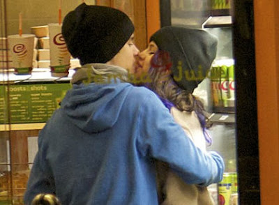 World Famous Celebrities: Justin Bieber & Selena Gomez caught kissing in juice shops