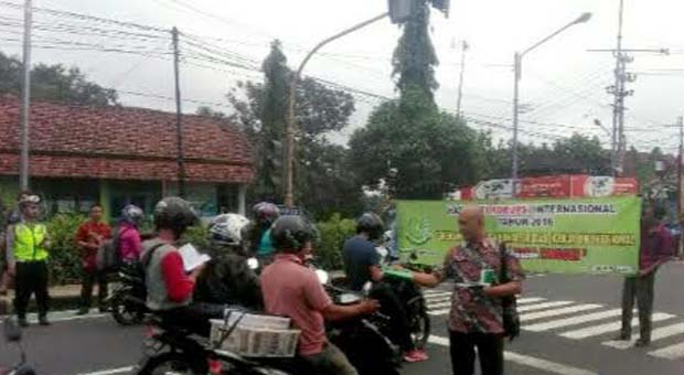 Warnai Hari Korupsi se-Dunia, Kejari Ciamis Bagikan Stiker