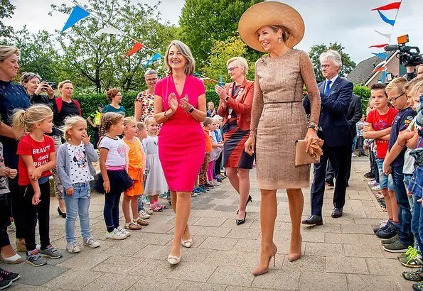 The purpose of the course is to teach children the principles of artificial intelligence. Queen Maxima wore lace dress by Natan