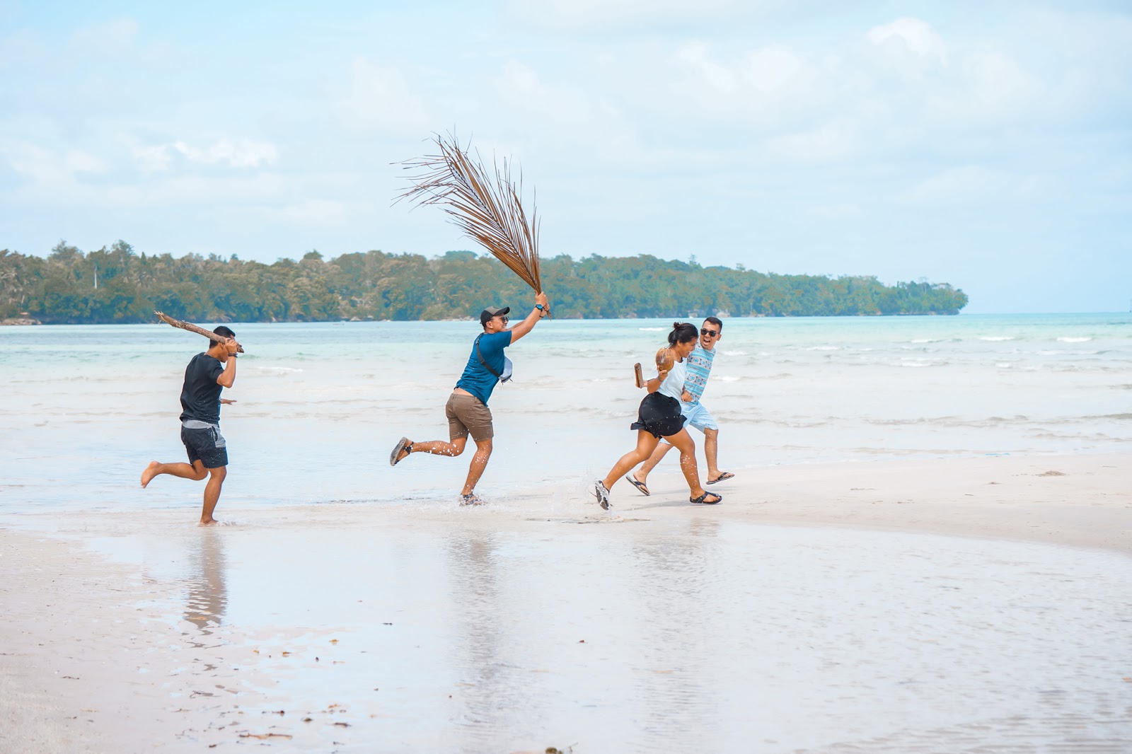 Gambar Orang Berdiri Di Tepi Pantai - Gambar Barumu