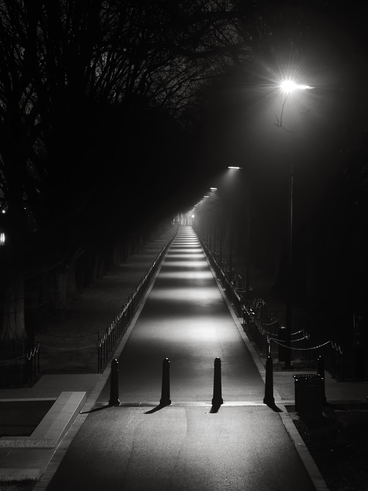 Можно темный свет. Черный свет. Темнота. Свет в темноте. Черный свет.