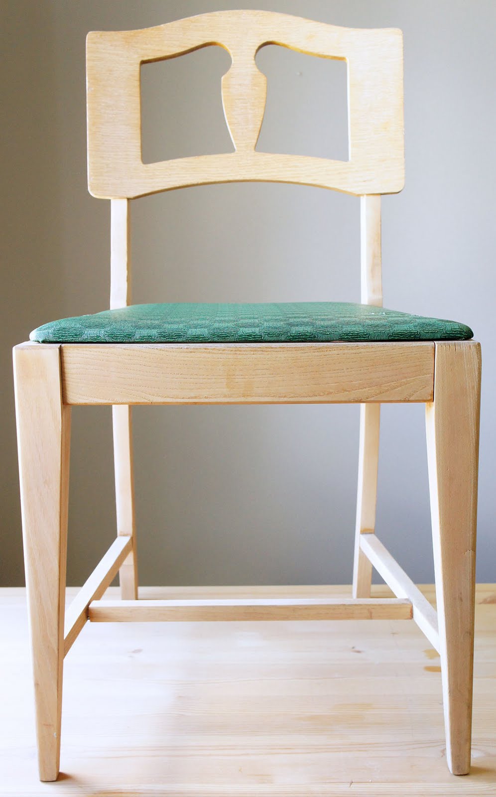 i d l e w i f e DIY recovering a chair seat