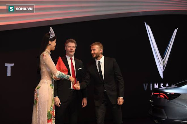 Danh thủ người Anh bắt tay Hoa hậu Trần Tiểu Vy