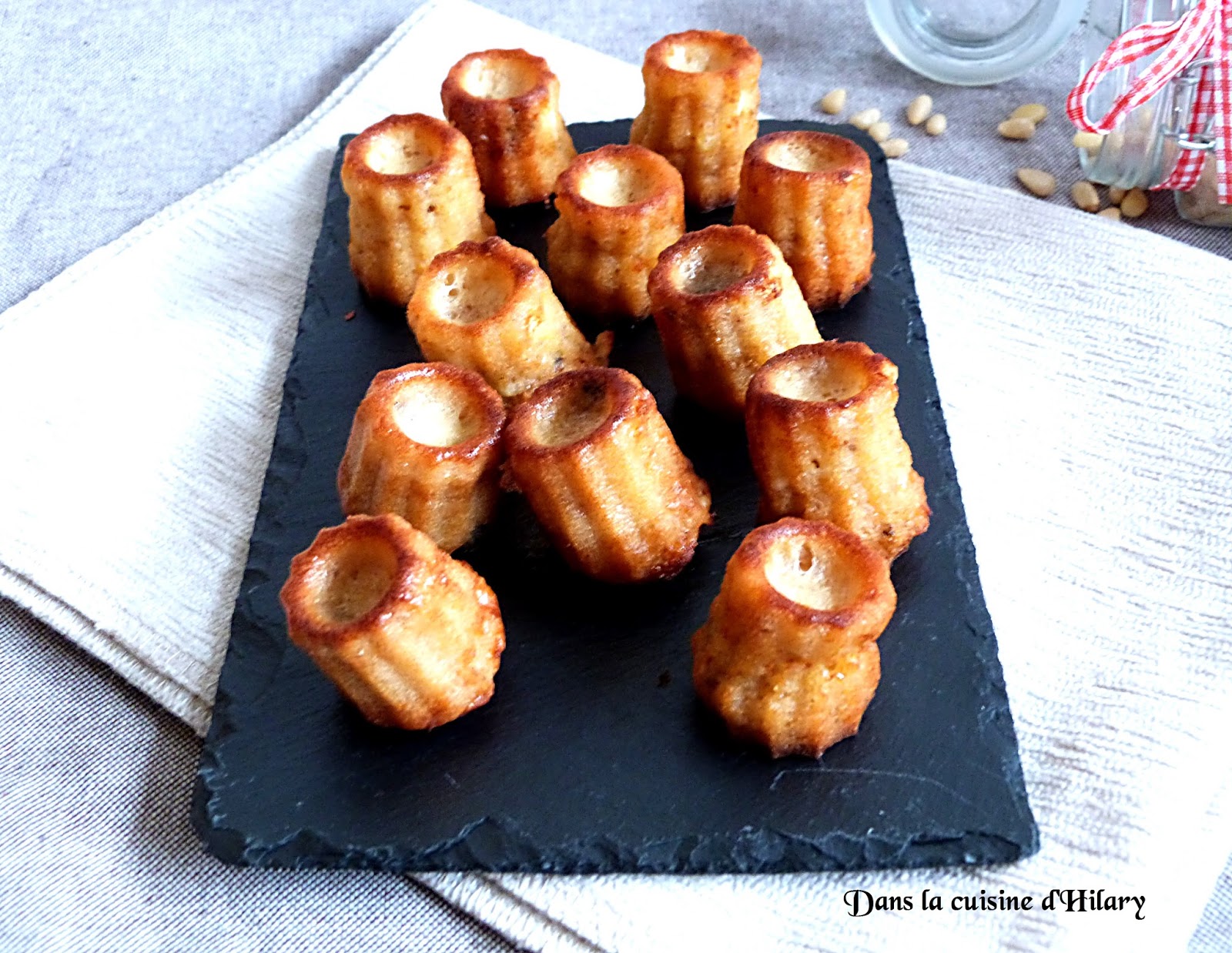 Dans la cuisine d'Hilary Cannelés au chèvre, figues et pignons de pin