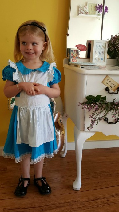 Where's My Glow? : Alice in Wonderland birthday party on a budget