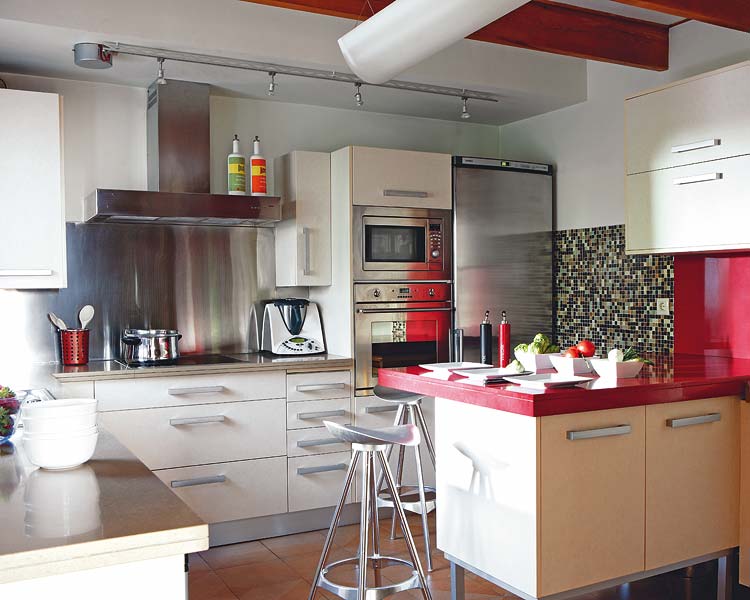 Decoracion Actual de moda: Una cocina muy actual en acero, blanco y rojo.
