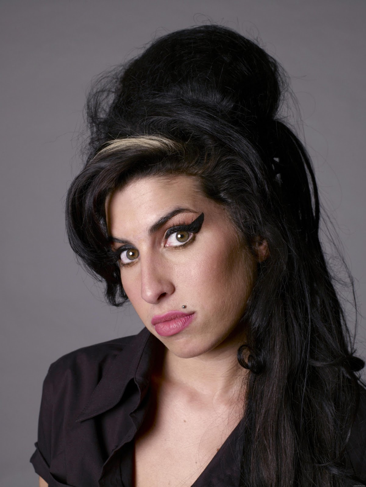 http://3.bp.blogspot.com/-8jCqk_RGZuA/Ttlux2KfeFI/AAAAAAAAAiE/oKolfxtd40k/s1600/Amy-Winehouse-wallpaper-4.jpg