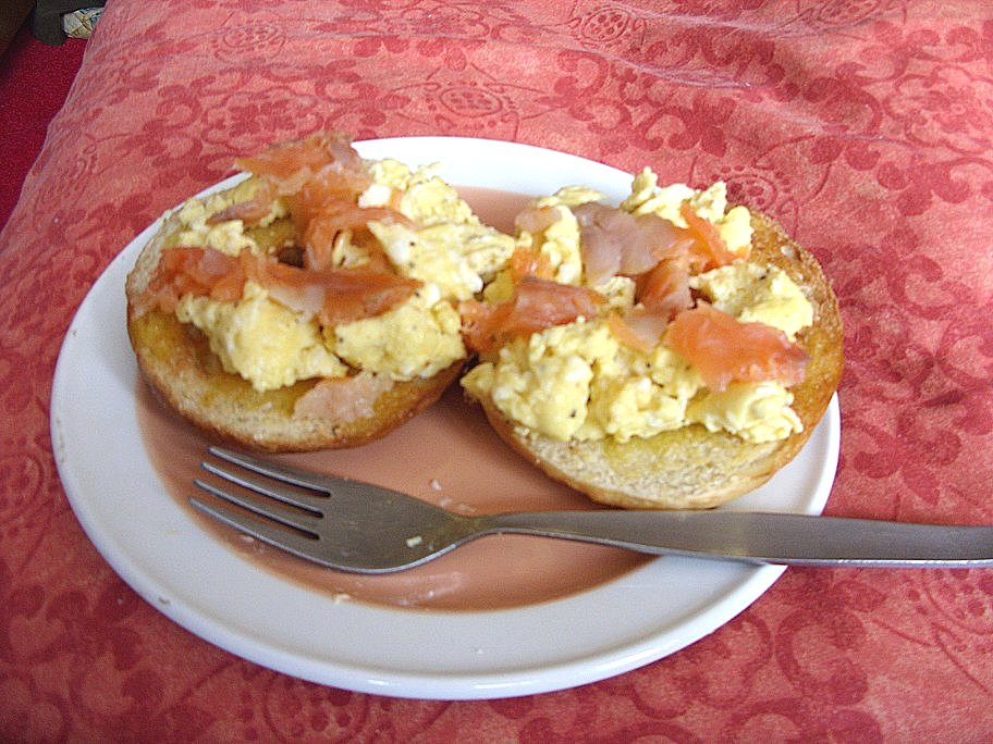 https://3.bp.blogspot.com/-8jIZx3DZhUM/TgX0IFzEkUI/AAAAAAAAAzw/w4c7wZmrR7k/s1600/Scrambled+egg+salmon+on+bagel.jpg
