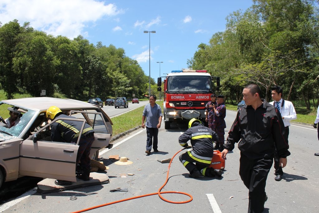 Brunei Fire&Rescue Department Appliances Foreigners hurt in Jalan