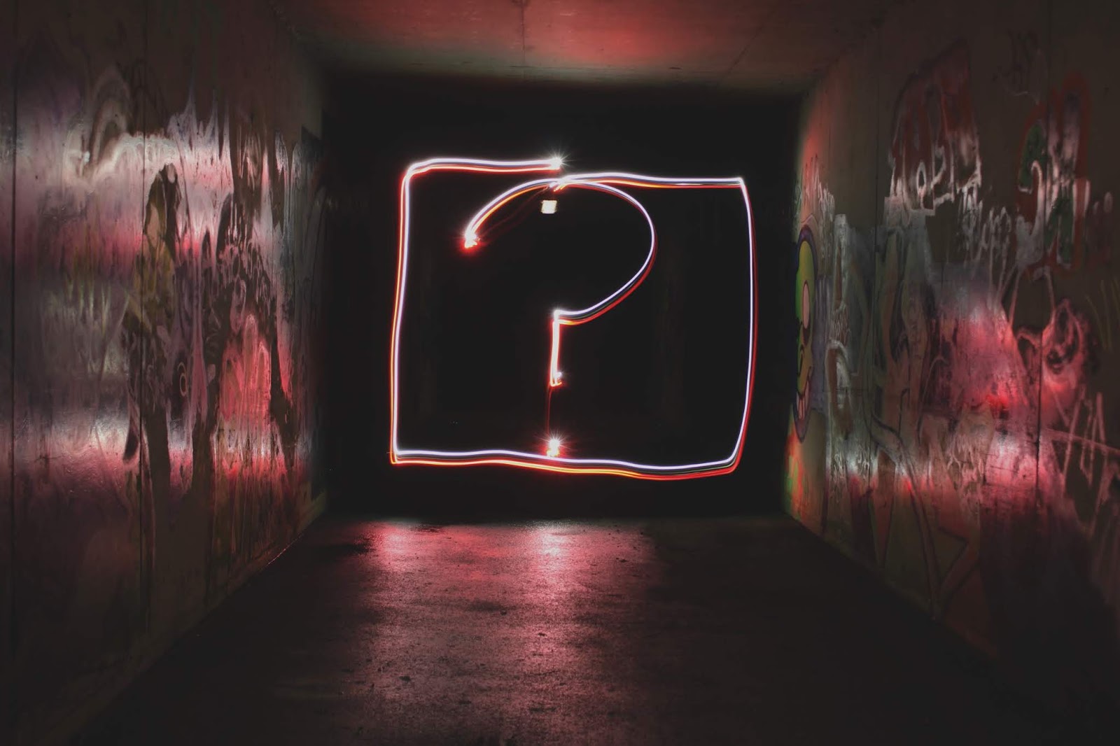 "Bombard with questions" nghĩa là gì?