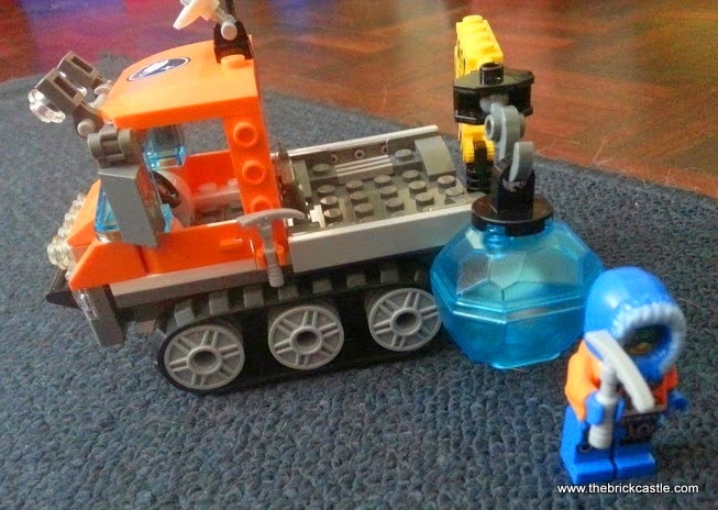 LEGO City Arctic Ice Crawler 60033 Review vehicle and minifigure researcher