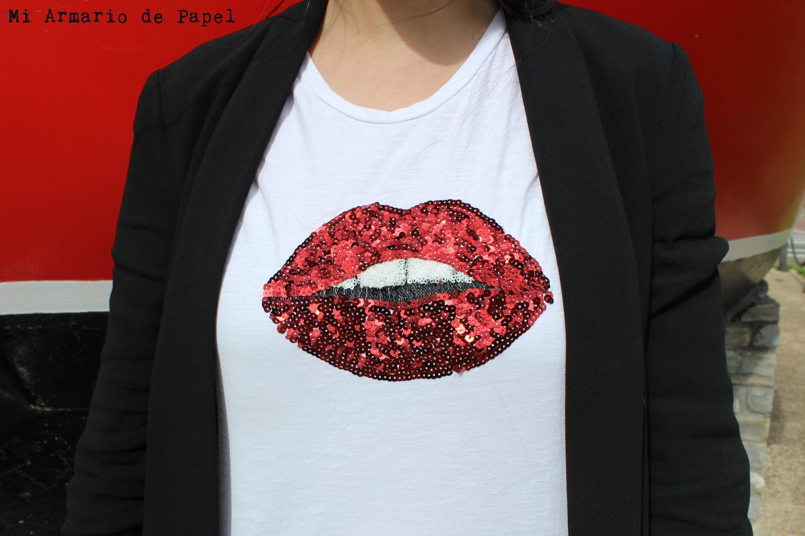 Outfit: Tres para Combinar la Camiseta con Labios de Lentejuelas - Mi Armario de Papel