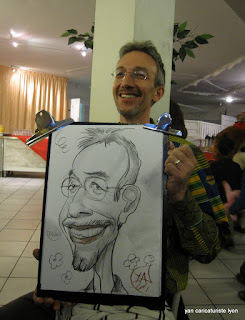 Personne ravie avec sa caricature